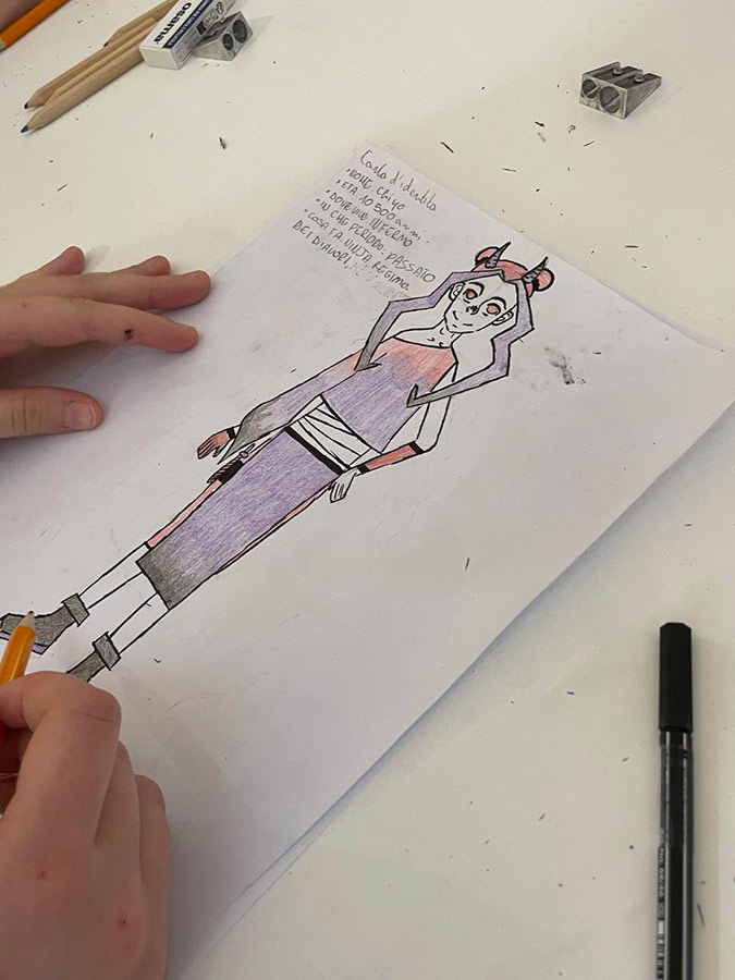 Mani di una ragazza disegnano su un foglio in primo piano il character design un personaggio manga di fantasia